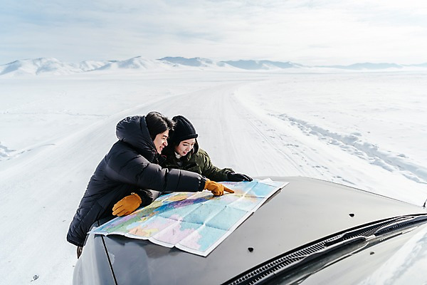 포토 JPG 주간 커플 응시 여자 남자 아시아 여행 지도 겨울 자동차 산 아웃도어 서기 웃음 상반신 20대 성인 야외 두명 옆모습 여행객 설원 다정 한국인 눈 가리킴 몽골 성인만 국내포토 자연요소 시선 계절 나라 육상교통 뷰포인트 컨셉 관계 모션 날씨 눈_날씨 표정 사람 동양인 손짓 청년 파일형식