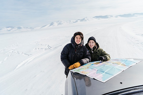 포토 JPG 주간 커플 여자 남자 아시아 여행 지도 겨울 자동차 산 아웃도어 서기 웃음 상반신 20대 성인 야외 두명 앞모습 여행객 설원 한국인 눈 몽골 성인만 국내포토 자연요소 계절 나라 육상교통 뷰포인트 관계 모션 날씨 눈_날씨 표정 사람 동양인 청년 파일형식