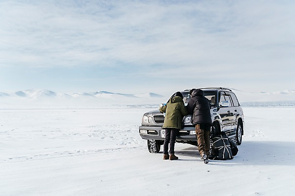 포토 JPG 주간 전신 커플 응시 여자 남자 아시아 여행 지도 겨울 배낭 자동차 하늘 산 아웃도어 서기 20대 성인 야외 두명 뒷모습 여행객 설원 다정 한국인 눈 몽골 성인만 국내포토 자연요소 시선 계절 나라 육상교통 뷰포인트 컨셉 가방 관계 모션 날씨 눈_날씨 사람 동양인 청년 파일형식