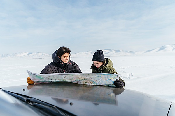 포토 JPG 주간 커플 응시 여자 남자 아시아 여행 지도 겨울 자동차 산 아웃도어 서기 들기 상반신 20대 성인 야외 두명 앞모습 아웃포커스 여행객 설원 한국인 눈 몽골 성인만 국내포토 자연요소 시선 계절 나라 육상교통 뷰포인트 관계 모션 날씨 눈_날씨 촬영기법 사람 동양인 청년 파일형식