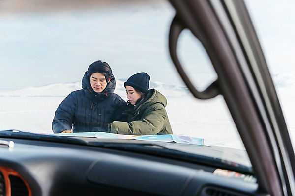 포토 JPG 주간 커플 응시 여자 남자 아시아 여행 지도 겨울 자동차 아웃도어 서기 상반신 20대 성인 야외 두명 앞모습 아웃포커스 여행객 설원 한국인 눈 몽골 성인만 국내포토 자연요소 시선 계절 나라 육상교통 뷰포인트 관계 모션 날씨 눈_날씨 촬영기법 사람 동양인 청년 파일형식