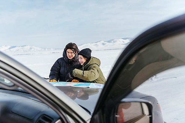 포토 JPG 주간 커플 응시 여자 남자 아시아 여행 지도 겨울 자동차 아웃도어 서기 상반신 20대 성인 야외 두명 앞모습 아웃포커스 여행객 설원 한국인 눈 가리킴 몽골 차문 성인만 국내포토 자연요소 시선 계절 나라 육상교통 뷰포인트 관계 모션 날씨 눈_날씨 촬영기법 사람 동양인 손짓 청년 파일형식