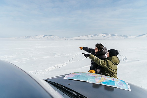 포토 JPG 주간 커플 응시 여자 남자 아시아 여행 지도 겨울 자동차 산 아웃도어 서기 상반신 20대 성인 야외 두명 옆모습 아웃포커스 여행객 설원 다정 한국인 눈 가리킴 몽골 성인만 국내포토 자연요소 시선 계절 나라 육상교통 뷰포인트 컨셉 관계 모션 날씨 눈_날씨 촬영기법 사람 동양인 손짓 청년 파일형식