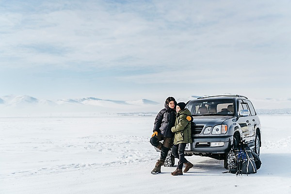 포토 JPG 주간 전신 커플 여자 남자 아시아 여행 겨울 배낭 안기 자동차 하늘 산 아웃도어 서기 20대 성인 야외 두명 앞모습 옆모습 여행객 설원 기댐 한국인 눈 몽골 성인만 국내포토 자연요소 계절 나라 육상교통 뷰포인트 가방 관계 모션 날씨 눈_날씨 사람 동양인 청년 파일형식