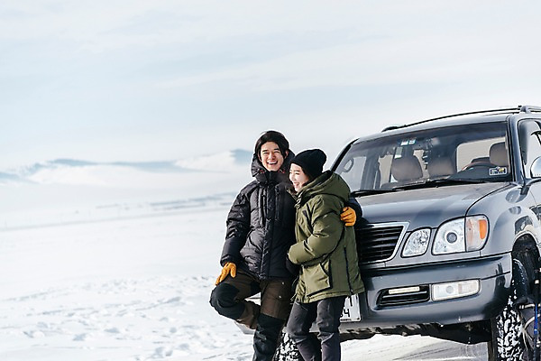 포토 JPG 주간 커플 여자 남자 아시아 여행 겨울 안기 자동차 아웃도어 서기 웃음 상반신 20대 성인 야외 두명 앞모습 옆모습 여행객 설원 기댐 한국인 눈 몽골 성인만 국내포토 자연요소 계절 나라 육상교통 뷰포인트 관계 모션 날씨 눈_날씨 표정 사람 동양인 청년 파일형식