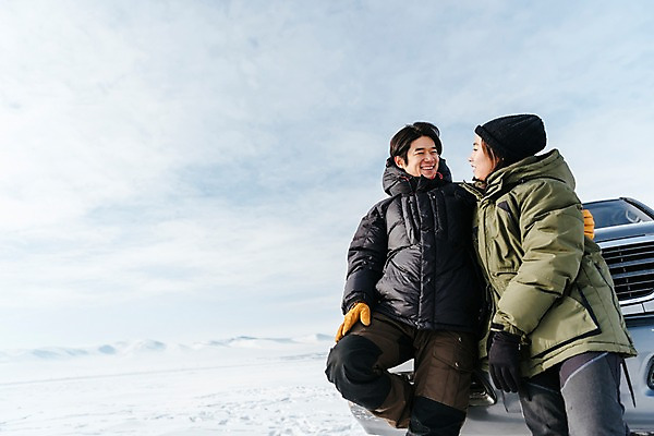 포토 JPG 주간 커플 응시 여자 남자 아시아 여행 겨울 안기 자동차 하늘 아웃도어 서기 웃음 상반신 20대 성인 야외 두명 앞모습 옆모습 여행객 설원 기댐 한국인 눈 몽골 성인만 국내포토 자연요소 시선 계절 나라 육상교통 뷰포인트 관계 모션 표정 사람 동양인 청년 파일형식 교통수단 인종 교통