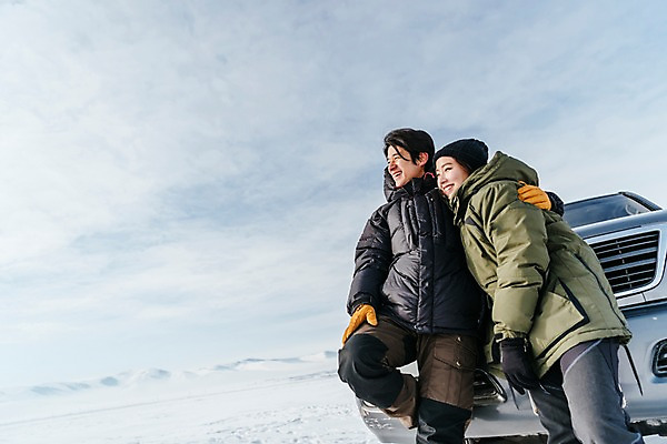 포토 JPG 주간 커플 응시 여자 남자 아시아 여행 겨울 안기 자동차 하늘 아웃도어 서기 웃음 상반신 20대 성인 야외 두명 앞모습 옆모습 여행객 설원 기댐 한국인 눈 몽골 성인만 국내포토 자연요소 시선 계절 나라 육상교통 뷰포인트 관계 모션 날씨 눈_날씨 표정 사람 동양인 청년 파일형식