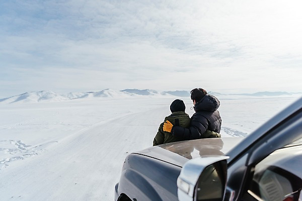 포토 JPG 주간 커플 여자 남자 아시아 여행 겨울 자동차 산 아웃도어 서기 풍경 상반신 20대 성인 야외 두명 뒷모습 여행객 설원 다정 한국인 눈 몽골 성인만 어깨에손 겨울풍경 국내포토 자연요소 계절 나라 육상교통 뷰포인트 컨셉 관계 모션 날씨 눈_날씨 사람 동양인 청년 파일형식