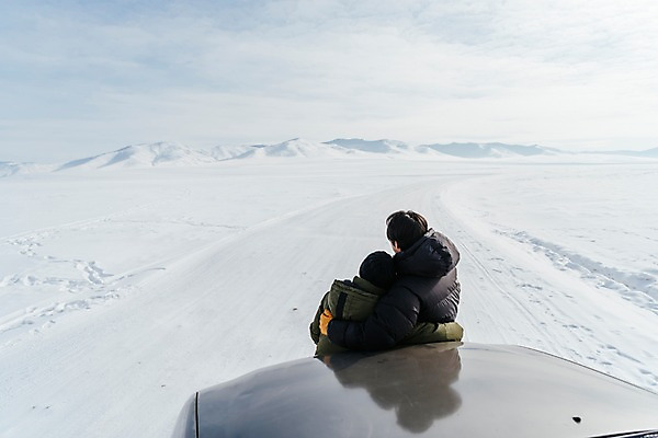포토 JPG 주간 커플 여자 남자 아시아 여행 겨울 안기 자동차 산 아웃도어 서기 풍경 상반신 20대 성인 야외 두명 뒷모습 여행객 설원 기댐 다정 한국인 눈 몽골 성인만 겨울풍경 국내포토 자연요소 계절 나라 육상교통 뷰포인트 컨셉 관계 모션 날씨 눈_날씨 사람 동양인 청년 파일형식