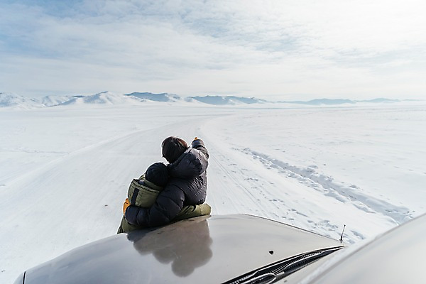 포토 JPG 주간 커플 여자 남자 아시아 여행 겨울 안기 자동차 산 아웃도어 서기 풍경 상반신 20대 성인 야외 두명 뒷모습 여행객 설원 기댐 다정 한국인 눈 가리킴 몽골 성인만 겨울풍경 국내포토 자연요소 계절 나라 육상교통 뷰포인트 컨셉 관계 모션 날씨 눈_날씨 사람 동양인 손짓 청년 파일형식