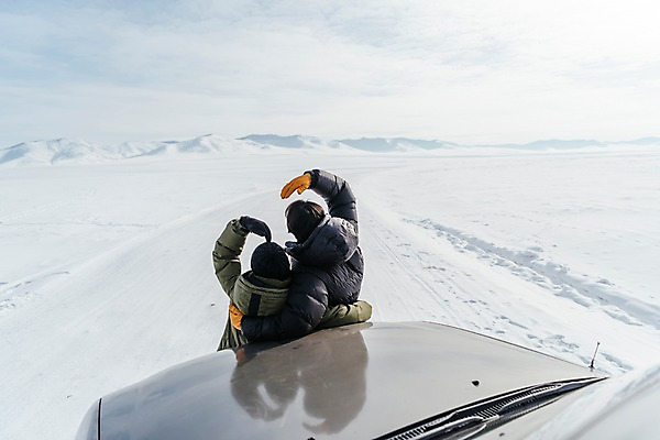 포토 JPG 주간 커플 여자 남자 아시아 여행 겨울 안기 자동차 산 아웃도어 서기 풍경 상반신 20대 성인 야외 두명 뒷모습 여행객 설원 기댐 다정 한국인 눈 몽골 손하트 성인만 겨울풍경 국내포토 자연요소 계절 나라 육상교통 뷰포인트 컨셉 관계 모션 날씨 눈_날씨 사람 동양인 손짓 청년 파일형식