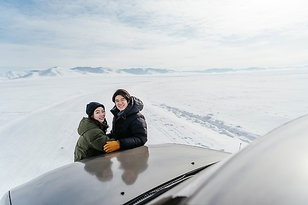 포토 JPG 주간 커플 여자 남자 아시아 여행 겨울 안기 자동차 산 아웃도어 서기 웃음 상반신 20대 성인 야외 두명 옆모습 여행객 설원 기댐 다정 한국인 눈 몽골 성인만 국내포토 자연요소 계절 나라 육상교통 뷰포인트 컨셉 관계 모션 날씨 눈_날씨 표정 사람 동양인 청년 파일형식