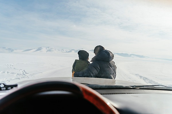 포토 JPG 주간 커플 여자 남자 아시아 여행 겨울 안기 자동차 산 아웃도어 서기 풍경 상반신 20대 성인 두명 뒷모습 아웃포커스 여행객 설원 기댐 다정 한국인 눈 핸들 몽골 차안 성인만 겨울풍경 국내포토 자연요소 계절 나라 육상교통 뷰포인트 컨셉 관계 모션 날씨 눈_날씨 촬영기법 사람 동양인 청년 파일형식