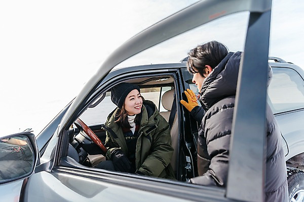 포토 JPG 주간 커플 응시 여자 남자 아시아 여행 겨울 자동차 아웃도어 서기 웃음 앉기 상반신 20대 성인 야외 두명 앞모습 옆모습 아웃포커스 여행객 한국인 눈 몽골 차문 성인만 국내포토 자연요소 시선 계절 나라 육상교통 뷰포인트 관계 모션 날씨 촬영기법 표정 사람 동양인 청년 파일형식
