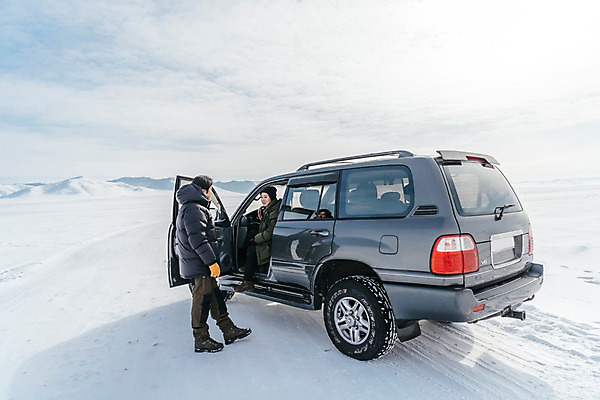 포토 JPG 주간 전신 커플 응시 여자 남자 아시아 여행 겨울 자동차 아웃도어 서기 웃음 앉기 20대 성인 야외 두명 옆모습 여행객 설원 한국인 눈 몽골 차문 성인만 국내포토 자연요소 시선 계절 나라 육상교통 뷰포인트 관계 모션 날씨 눈_날씨 표정 사람 동양인 청년 파일형식