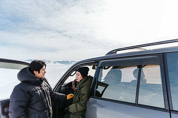 포토 JPG 주간 커플 응시 여자 남자 아시아 여행 겨울 자동차 아웃도어 서기 웃음 앉기 상반신 20대 성인 야외 두명 옆모습 여행객 설원 다정 한국인 눈 몽골 차문 성인만 국내포토 자연요소 시선 계절 나라 육상교통 뷰포인트 컨셉 관계 모션 날씨 눈_날씨 표정 사람 동양인 청년 파일형식