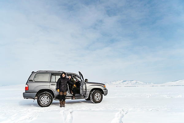포토 JPG 주간 전신 커플 여자 남자 아시아 여행 겨울 자동차 하늘 아웃도어 서기 웃음 앉기 20대 성인 야외 두명 앞모습 여행객 설원 다정 한국인 눈 몽골 차문 성인만 국내포토 자연요소 계절 나라 육상교통 뷰포인트 컨셉 관계 모션 날씨 눈_날씨 표정 사람 동양인 청년 파일형식