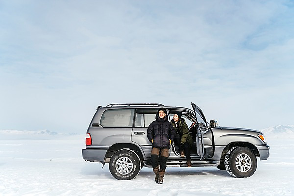 포토 JPG 주간 전신 커플 여자 남자 아시아 여행 겨울 자동차 하늘 아웃도어 서기 웃음 앉기 20대 성인 야외 두명 앞모습 여행객 설원 기댐 다정 한국인 눈 몽골 성인만 국내포토 자연요소 계절 나라 육상교통 뷰포인트 컨셉 관계 모션 날씨 눈_날씨 표정 사람 동양인 청년 파일형식