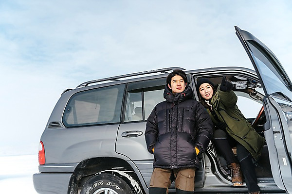 포토 JPG 주간 커플 응시 여자 남자 아시아 여행 겨울 자동차 아웃도어 서기 웃음 앉기 상반신 20대 성인 야외 두명 앞모습 여행객 기댐 한국인 눈 가리킴 몽골 성인만 국내포토 자연요소 시선 계절 나라 육상교통 뷰포인트 관계 모션 날씨 표정 사람 동양인 손짓 청년 파일형식