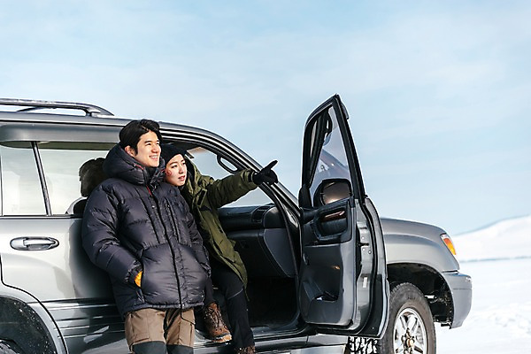 포토 JPG 주간 커플 응시 여자 남자 아시아 여행 겨울 자동차 아웃도어 서기 웃음 앉기 상반신 20대 성인 야외 두명 앞모습 여행객 설원 기댐 한국인 눈 가리킴 몽골 성인만 국내포토 자연요소 시선 계절 나라 육상교통 뷰포인트 관계 모션 날씨 눈_날씨 표정 사람 동양인 손짓 청년 파일형식