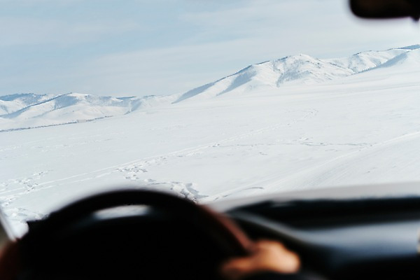 포토 JPG 주간 손 아시아 여행 겨울 자동차 하늘 산 아웃도어 앉기 상반신 20대 아웃포커스 신체부위 여행객 설원 운전 눈 핸들 몽골 차안 국내포토 자연요소 계절 나라 육상교통 모션 날씨 눈_날씨 촬영기법 사람 청년 파일형식