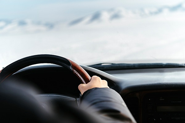 포토 JPG 주간 손 아시아 여행 겨울 자동차 아웃도어 앉기 상반신 20대 아웃포커스 신체부위 여행객 설원 운전 눈 핸들 몽골 차안 국내포토 자연요소 계절 나라 육상교통 모션 날씨 눈_날씨 촬영기법 사람 청년 파일형식