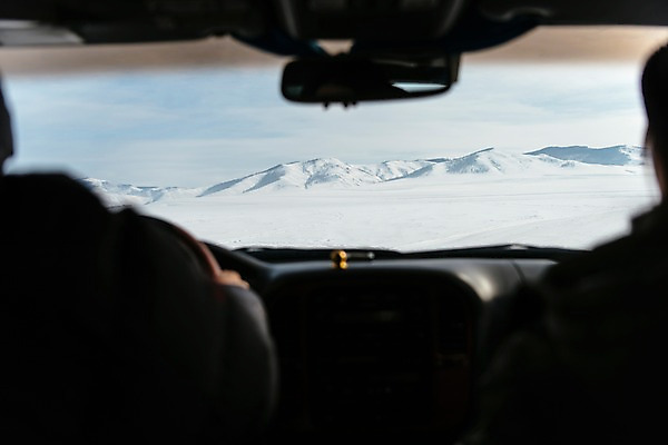 포토 JPG 주간 아시아 여행 겨울 자동차 하늘 산 앉기 상반신 20대 뒷모습 아웃포커스 신체부위 여행객 설원 운전 눈 몽골 차안 국내포토 자연요소 계절 나라 육상교통 뷰포인트 모션 날씨 눈_날씨 촬영기법 사람 청년 파일형식