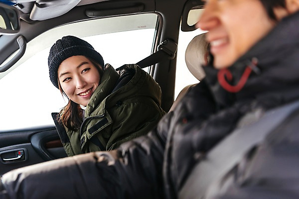 포토 JPG 주간 커플 응시 여자 남자 아시아 여행 겨울 자동차 아웃도어 앉기 상반신 20대 성인 두명 옆모습 아웃포커스 여행객 다정 운전 한국인 눈 핸들 몽골 차안 성인만 국내포토 자연요소 시선 계절 나라 육상교통 뷰포인트 컨셉 관계 모션 날씨 촬영기법 사람 동양인 청년 파일형식