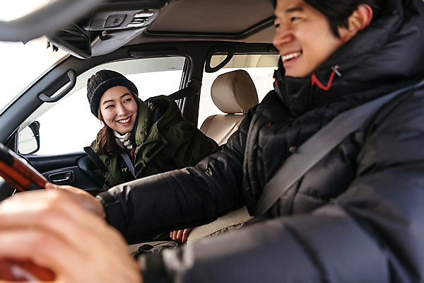 포토 JPG 주간 커플 응시 여자 남자 아시아 여행 겨울 자동차 아웃도어 웃음 앉기 상반신 20대 성인 두명 옆모습 아웃포커스 여행객 다정 운전 한국인 눈 핸들 몽골 차안 성인만 국내포토 자연요소 시선 계절 나라 육상교통 뷰포인트 컨셉 관계 모션 날씨 촬영기법 표정 사람 동양인 청년 파일형식