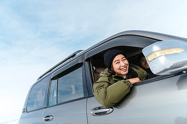 포토 JPG 주간 커플 응시 여자 남자 아시아 여행 겨울 창문 자동차 하늘 아웃도어 웃음 앉기 상반신 20대 성인 두명 앞모습 여행객 기댐 한국인 눈 몽골 차안 성인만 국내포토 자연요소 시선 계절 나라 육상교통 뷰포인트 관계 모션 날씨 표정 사람 동양인 청년 파일형식