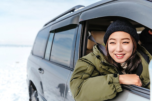 포토 JPG 주간 여자 아시아 여행 겨울 창문 자동차 아웃도어 한명 웃음 앉기 상반신 20대 성인 앞모습 아웃포커스 여행객 기댐 한국인 눈 몽골 차안 성인여자한명만 국내포토 자연요소 1 계절 나라 육상교통 뷰포인트 모션 날씨 촬영기법 표정 사람 동양인 청년 여자한명만 성인여자만 파일형식