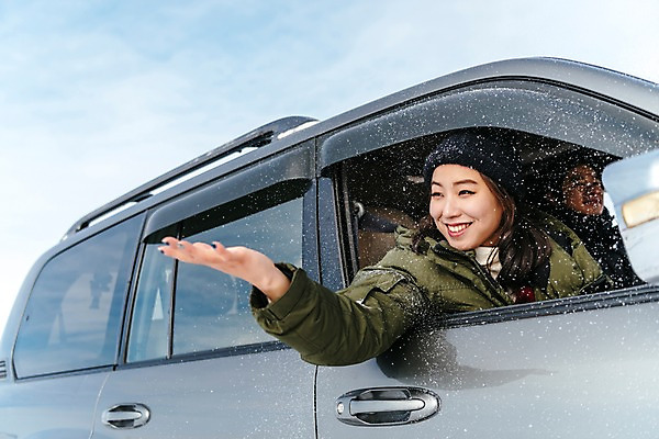 포토 JPG 주간 커플 응시 여자 남자 아시아 여행 겨울 창문 자동차 아웃도어 웃음 앉기 상반신 20대 성인 두명 앞모습 여행객 기댐 한국인 눈 몽골 차안 성인만 국내포토 자연요소 시선 계절 나라 육상교통 뷰포인트 관계 모션 날씨 표정 사람 동양인 청년 파일형식
