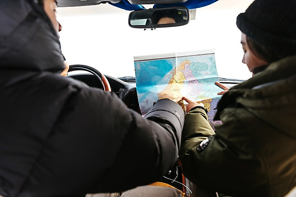 포토 JPG 주간 커플 응시 여자 남자 아시아 여행 지도 겨울 자동차 아웃도어 앉기 상반신 20대 성인 두명 뒷모습 여행객 한국인 눈 가리킴 몽골 차안 성인만 국내포토 자연요소 시선 계절 나라 육상교통 뷰포인트 관계 모션 날씨 사람 동양인 손짓 청년 파일형식