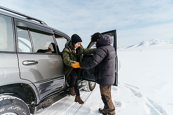 포토 JPG 주간 전신 커플 응시 여자 남자 아시아 여행 겨울 자동차 아웃도어 서기 웃음 20대 성인 야외 두명 옆모습 여행객 설원 한국인 눈 하차 몽골 성인만 국내포토 자연요소 시선 계절 나라 육상교통 뷰포인트 관계 모션 날씨 눈_날씨 표정 사람 동양인 청년 파일형식
