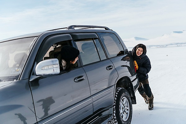 포토 JPG 주간 전신 커플 응시 여자 남자 아시아 여행 겨울 자동차 아웃도어 서기 앉기 상반신 20대 성인 야외 두명 앞모습 아웃포커스 여행객 설원 한국인 눈 밀기 몽골 고장 성인만 국내포토 자연요소 시선 계절 나라 육상교통 뷰포인트 관계 모션 날씨 눈_날씨 촬영기법 사람 동양인 청년 파일형식