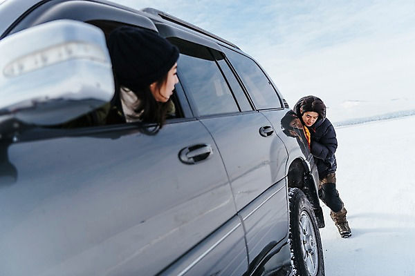 포토 JPG 주간 전신 커플 응시 여자 남자 아시아 여행 겨울 자동차 아웃도어 서기 앉기 상반신 20대 성인 야외 두명 앞모습 옆모습 아웃포커스 여행객 설원 한국인 눈 밀기 몽골 고장 성인만 국내포토 자연요소 시선 계절 나라 육상교통 뷰포인트 관계 모션 날씨 눈_날씨 촬영기법 사람 동양인 청년 파일형식