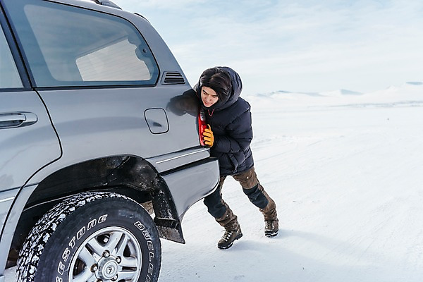 포토 JPG 주간 전신 응시 남자 아시아 여행 겨울 자동차 아웃도어 한명 서기 20대 성인 야외 옆모습 여행객 설원 한국인 눈 밀기 몽골 고장 성인남자한명만 국내포토 자연요소 1 시선 계절 나라 육상교통 뷰포인트 모션 사람 동양인 청년 남자한명만 성인남자만 파일형식