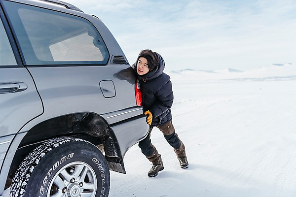 포토 JPG 주간 전신 응시 남자 아시아 여행 겨울 자동차 아웃도어 한명 서기 20대 성인 야외 옆모습 여행객 설원 한국인 눈 밀기 몽골 고장 성인남자한명만 국내포토 자연요소 1 시선 계절 나라 육상교통 뷰포인트 모션 날씨 눈_날씨 사람 동양인 청년 남자한명만 성인남자만 파일형식