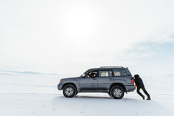 포토 JPG 주간 전신 커플 응시 여자 남자 아시아 여행 겨울 자동차 아웃도어 서기 20대 성인 야외 두명 옆모습 여행객 설원 한국인 눈 밀기 몽골 고장 성인만 국내포토 자연요소 시선 계절 나라 육상교통 뷰포인트 관계 모션 사람 동양인 청년 파일형식