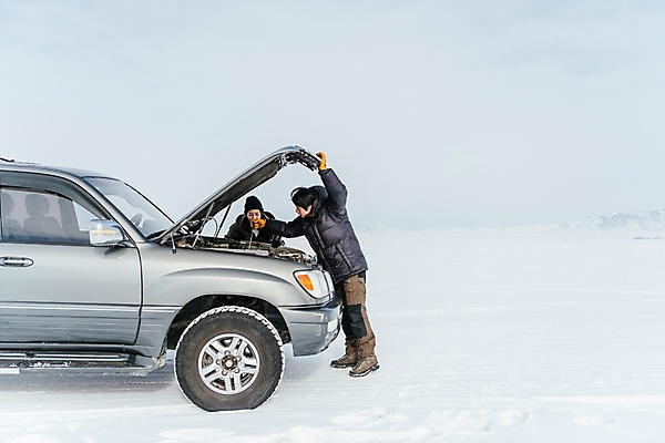 포토 JPG 주간 전신 커플 응시 여자 남자 아시아 여행 겨울 자동차 아웃도어 서기 20대 성인 야외 두명 앞모습 옆모습 여행객 설원 한국인 눈 몽골 고장 보닛 성인만 국내포토 자연요소 시선 계절 나라 육상교통 뷰포인트 관계 모션 날씨 눈_날씨 사람 동양인 청년 파일형식