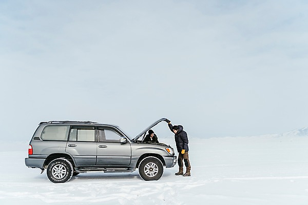 포토 JPG 주간 전신 커플 응시 여자 남자 아시아 여행 겨울 자동차 아웃도어 서기 20대 성인 야외 두명 앞모습 옆모습 여행객 설원 한국인 눈 수리 몽골 고장 보닛 성인만 국내포토 자연요소 시선 계절 나라 육상교통 뷰포인트 관계 모션 날씨 눈_날씨 사람 동양인 청년 파일형식