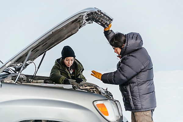 포토 JPG 주간 커플 응시 여자 남자 아시아 여행 겨울 자동차 아웃도어 서기 상반신 20대 성인 야외 두명 옆모습 여행객 설원 한국인 눈 수리 몽골 고장 보닛 성인만 국내포토 자연요소 시선 계절 나라 육상교통 뷰포인트 관계 모션 날씨 눈_날씨 사람 동양인 청년 파일형식