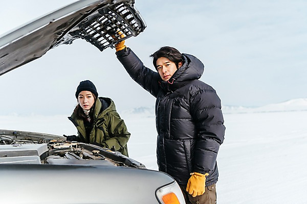 포토 JPG 주간 커플 여자 남자 아시아 여행 겨울 자동차 아웃도어 서기 상반신 20대 성인 야외 두명 앞모습 옆모습 여행객 설원 한국인 눈 몽골 고장 보닛 성인만 국내포토 자연요소 계절 나라 육상교통 뷰포인트 관계 모션 날씨 눈_날씨 사람 동양인 청년 파일형식