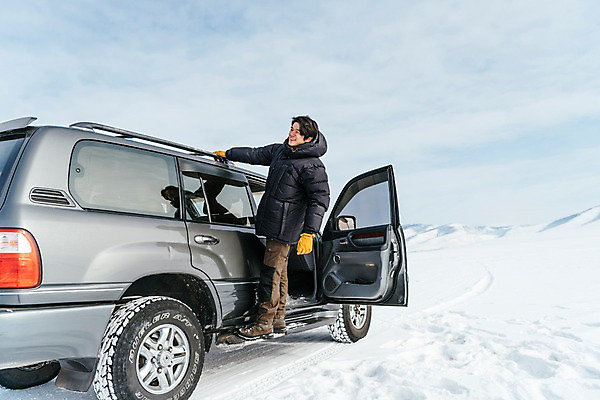 포토 JPG 주간 전신 응시 남자 아시아 여행 겨울 자동차 아웃도어 한명 서기 웃음 풍경 20대 성인 야외 옆모습 여행객 설원 한국인 눈 잡기 몽골 구경 차문 성인남자한명만 겨울풍경 국내포토 자연요소 1 시선 계절 나라 육상교통 뷰포인트 모션 날씨 눈_날씨 표정 사람 동양인 청년 남자한명만 성인남자만 파일형식