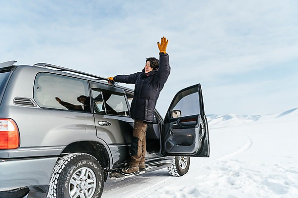 포토 JPG 주간 전신 응시 남자 아시아 여행 겨울 자동차 아웃도어 한명 서기 웃음 풍경 20대 성인 야외 옆모습 여행객 설원 한국인 눈 잡기 몽골 구경 손흔들기 차문 성인남자한명만 겨울풍경 국내포토 자연요소 1 시선 계절 나라 육상교통 뷰포인트 모션 날씨 눈_날씨 표정 사람 동양인 청년 남자한명만 성인남자만 파일형식