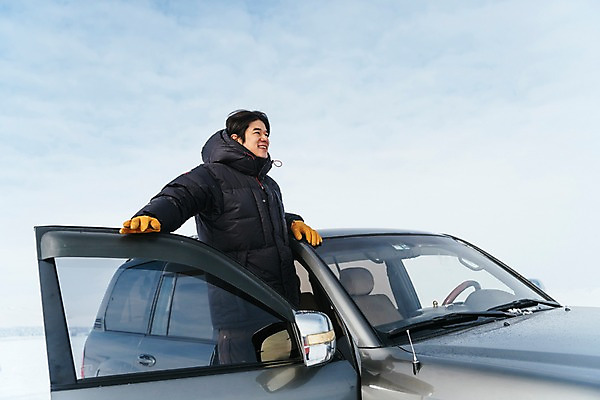 포토 JPG 주간 응시 남자 아시아 여행 겨울 자동차 아웃도어 한명 서기 웃음 풍경 상반신 20대 성인 야외 옆모습 여행객 설원 한국인 눈 잡기 몽골 구경 차문 성인남자한명만 겨울풍경 국내포토 자연요소 1 시선 계절 나라 육상교통 뷰포인트 모션 날씨 눈_날씨 표정 사람 동양인 청년 남자한명만 성인남자만 파일형식