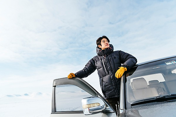 포토 JPG 주간 응시 남자 아시아 여행 겨울 자동차 아웃도어 한명 서기 웃음 풍경 상반신 20대 성인 야외 앞모습 여행객 설원 한국인 눈 잡기 몽골 구경 차문 성인남자한명만 겨울풍경 국내포토 자연요소 1 시선 계절 나라 육상교통 뷰포인트 모션 날씨 눈_날씨 표정 사람 동양인 청년 남자한명만 성인남자만 파일형식
