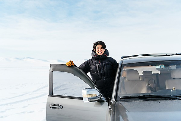포토 JPG 주간 응시 남자 아시아 여행 겨울 자동차 아웃도어 한명 서기 웃음 풍경 상반신 20대 성인 야외 앞모습 여행객 설원 한국인 눈 잡기 몽골 구경 차문 성인남자한명만 겨울풍경 국내포토 자연요소 1 시선 계절 나라 육상교통 뷰포인트 모션 날씨 눈_날씨 표정 사람 동양인 청년 남자한명만 성인남자만 파일형식
