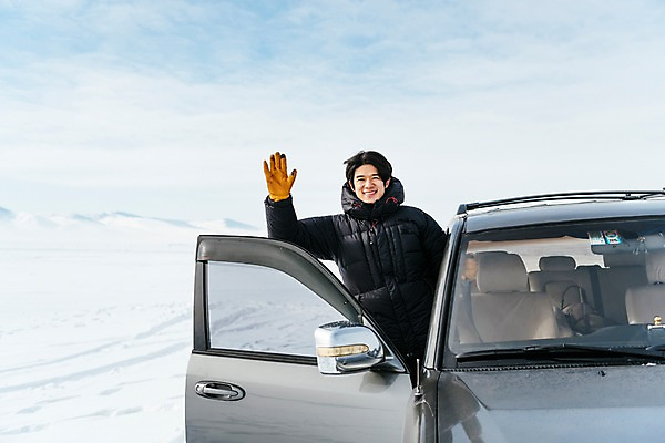 포토 JPG 주간 응시 남자 아시아 여행 겨울 자동차 아웃도어 한명 서기 웃음 풍경 상반신 20대 성인 야외 앞모습 여행객 설원 한국인 눈 잡기 몽골 구경 손흔들기 차문 성인남자한명만 겨울풍경 국내포토 자연요소 1 시선 계절 나라 육상교통 뷰포인트 모션 날씨 눈_날씨 표정 사람 동양인 청년 남자한명만 성인남자만 파일형식