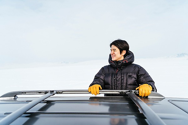 포토 JPG 주간 응시 남자 아시아 여행 겨울 자동차 아웃도어 한명 서기 웃음 풍경 상반신 20대 성인 야외 앞모습 여행객 설원 한국인 눈 잡기 몽골 구경 차문 성인남자한명만 겨울풍경 국내포토 자연요소 1 시선 계절 나라 육상교통 뷰포인트 모션 날씨 눈_날씨 표정 사람 동양인 청년 남자한명만 성인남자만 파일형식